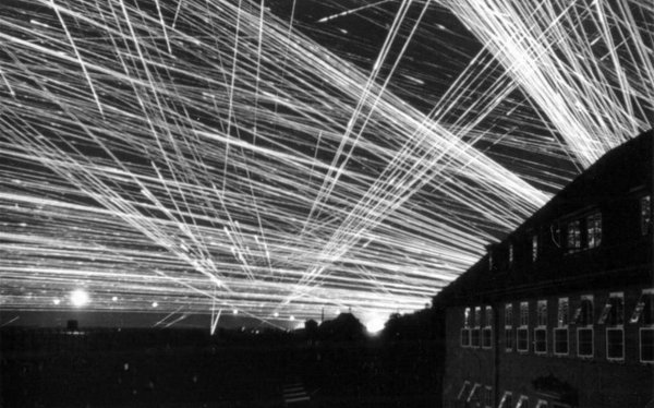 好牛配资 高射炮打飞机没打中，炮弹都飞到哪里去了？会砸伤地面的人吗？